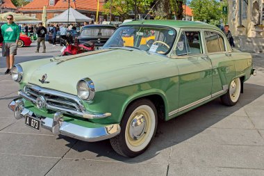 Kuressaare, Saaremaa, Estonya, 31 Mayıs. 2025: Adadaki Hobi Araçlar 'da Gaz 21 (1958) aracı, Viimane Kik, Kuressaare Merkez Meydanı.