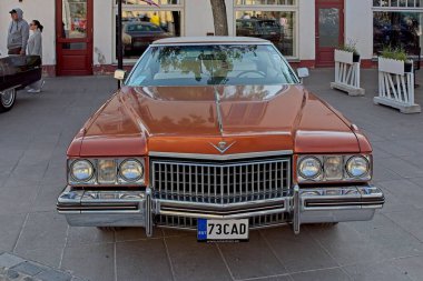 Kuressaare, Saaremaa, Estonya, 31 Mayıs. 2025: Cadillac Coupe DeVille (1973), Viimane Kik, Kuressaare Merkez Meydanı 'ndaki Hobi Araçlar.