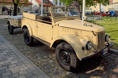 Kuressaare, Saaremaa, Estonya, 31 Mayıs. 2025: Gaz 69 ve Gaz 704 (1968) araçları, Kuressaare Merkez Meydanı, Viimane Kik, Kuressaare.
