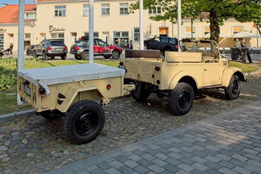 Kuressaare, Saaremaa, Estonya, 31 Mayıs. 2025: Gaz 69 ve Gaz 704 (1968) araçları, Kuressaare Merkez Meydanı, Viimane Kik, Kuressaare.