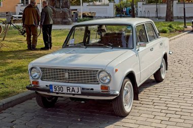 Kuressaare, Saaremaa, Estonya, 31 Mayıs. 2025: Vaz 21011 (1978), Kuressaare Merkez Meydanı 'ndaki Hobi Araçlar, Viimane Kik.