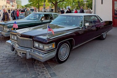Kuressaare, Saaremaa, Estonya, 31 Mayıs. 2025: Cadillac Sedan DeVille (1975), Kuressaare Merkez Meydanı, Viimane Kik, Adasındaki Hobi Araçlar.
