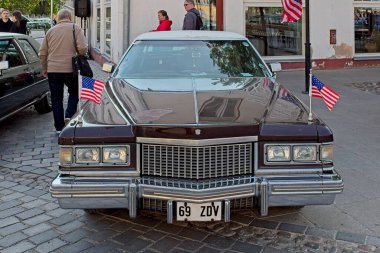 Kuressaare, Saaremaa, Estonya, 31 Mayıs. 2025: Cadillac Sedan DeVille (1975), Kuressaare Merkez Meydanı, Viimane Kik, Adasındaki Hobi Araçlar.