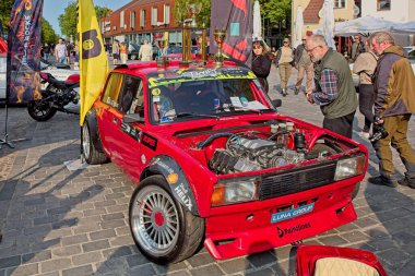Kuressaare, Saaremaa, Estonya, 31 Mayıs. 2025: Vaz 2105 Ziguli (1982), Kuressaare Merkez Meydanı, Viimane Kik adasındaki Hobi Araçlar.