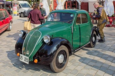 Kuressaare, Saaremaa, Estonya, 31 Mayıs. 2025: Fiat Topolino A (1938) otomobili, Kuressaare Merkez Meydanı, Viimane Kik, Adasındaki Hobi Araçlar.