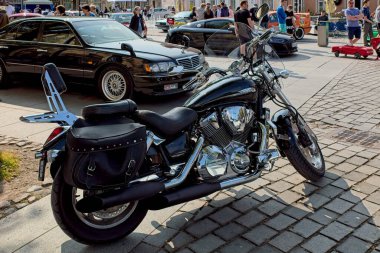 Kuressaare, Saaremaa, Estonya, 31 Mayıs. 2025: Honda VTX1800 (2002) motorsikleti, Kuressaare Merkez Meydanı, Viimane Kik, Hobby Vehicles at the Island.