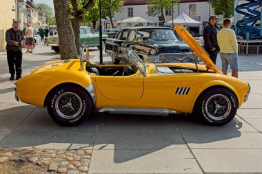 Kuressaare, Saaremaa, Estonya, 31 Mayıs. 2025: Shelby Kobra 427 AC (2003), Kuressaare Merkez Meydanı 'ndaki Hobi Araçlar, Viimane Kik.