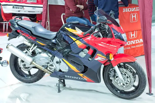 Lahti, Finlandiya, 3 Mayıs. 2025: Honda CBR600F3 (1995), Lahti Sergi ve Kongre Merkezi Klasik Motor Fuarında motosiklet.