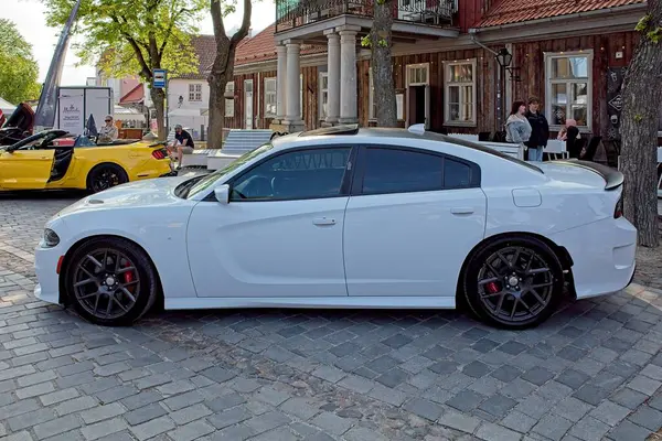 Kuressaare, Saaremaa, Estonya, 31 Mayıs. 2025: Dodge Charger Scat Pack (2017) otomobili, Kuressaare Merkez Meydanı, Viimane Kik,.