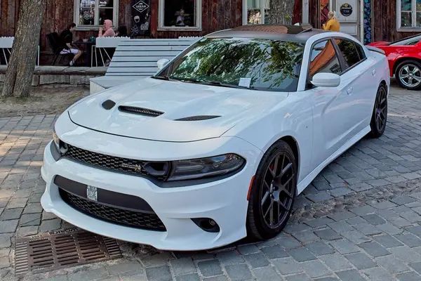 Kuressaare, Saaremaa, Estonya, 31 Mayıs. 2025: Dodge Charger Scat Pack (2017) otomobili, Kuressaare Merkez Meydanı, Viimane Kik,.