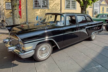 Kuressaare, Saaremaa, Estonya, 31 Mayıs. 2025: Adadaki Hobi Araçlar 'da Gaz 13 (1967) aracı, Viimane Kik, Kuressaare Merkez Meydanı.