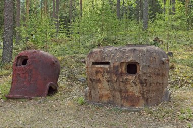 Eski İkinci Dünya Savaşı makineli tüfek kubbesi sığınaklar, Salpa hattı müzesi, Miehikkala, Finlandiya. 