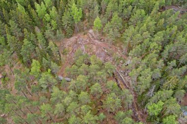 Pyterlahti 'deki tarihi Hevonniemi taş ocağının havadan görünüşü, 1820-30' larda kırmızı granit ocağının kazıldığı yer, Virolahti, Finlandiya.