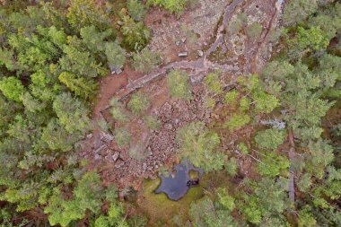 Pyterlahti 'deki tarihi Hevonniemi taş ocağının havadan görünüşü, 1820-30' larda kırmızı granit ocağının kazıldığı yer, Virolahti, Finlandiya.