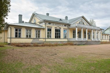 Bulutlu bahar havasında eski Harju malikanesi, Ravijoki, Finlandiya.