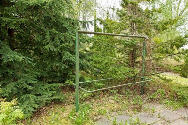 Baharda eski kullanılmamış halı rafı, Finlandiya 'da halı temizliği için kullanılır..