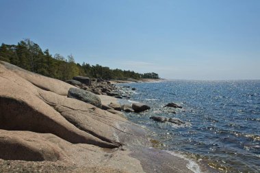 Kayalık sahil kıyısı Suuri-Pisi adasında güneşli bahar havasında, Virolahti, Finlandiya.