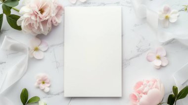 Çiçekli ve kurdeleli bir düğün davetiyesi..