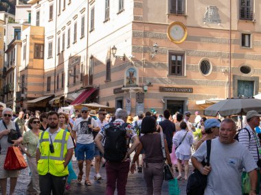 Duomo Cattedrale, Duomo Katedrali önünde Amalfi 'de kalabalık bir kalabalık var. Yüksek kalite fotoğraf