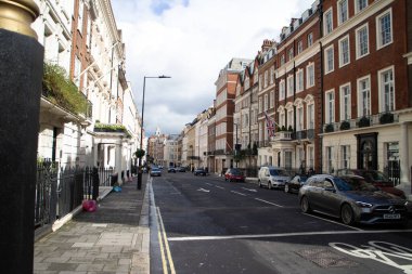 Londra 'nın merkezindeki Grosvernor Caddesi 2023' te bulutlu ve hızlı bir öğleden sonra.