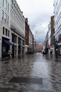 Londra 'daki Cork Caddesi, Mart 2023' te yağmurlu bir öğleden sonra Londra 'da.