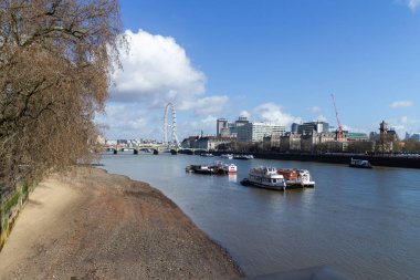 Thames Nehri 'ndeki gemiler ve arka planda Londra Gözü. Lambeth Köprüsü' nün güneşli bir gününde..