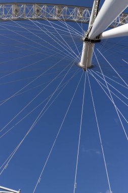 Londra, İngiltere 'de bir dönme dolabın merkezi ve çivileri.