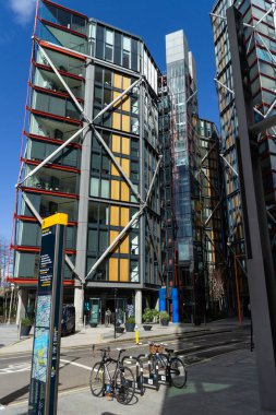 Mart 2023 'te güneşli bir günde Londra Sumner Caddesi' nde modern, cam bir bina..