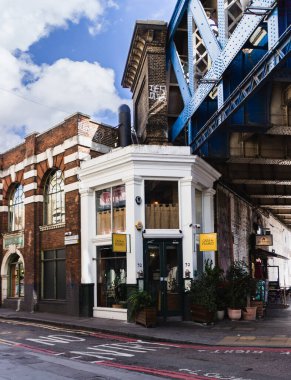 Köprünün altında, Southwark Caddesi 'nin köşesinde, Londra' da beyaz bir restoran. Görüntü üçlü pozlama HDR görüntüsü.