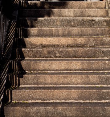 Gölgeli gri beton merdiven dokusu