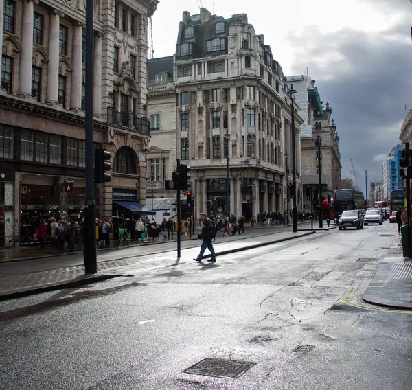 Mart 2023 'te, yağmurlu bir günde, Piccadilly' de Londra 'da köşe binası.