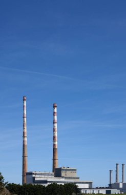 Güneşli bir günde ikonik havuz dilenci bacaları. Gökyüzü bacalara karşı parlak mavi..