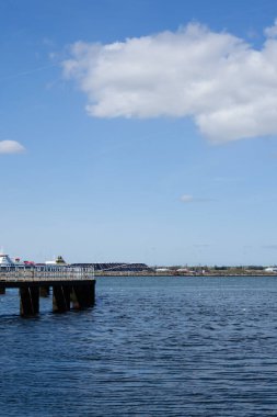 Bir beton iskelenin parçası ve Dublin, İrlanda 'da bir geminin parçası..