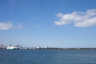 İrlanda 'da vinçleri olan sanayi bölgesinin yakınındaki gemiler..