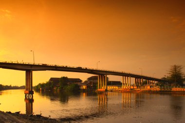 Altın Günbatımlı Eski Siak Köprüsü. Pekanbaru Şehri Riau 