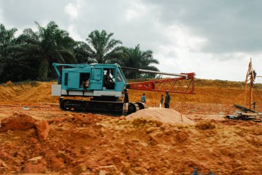 Palmiye yağı çiftliklerindeki işçiler ve buldozerler Pelalawan Regency, 8 Kasım 2008