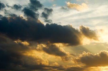 Öğleden sonra gökyüzünde güzel bir gün batımı