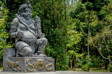 Bahçe 'de Geleneksel Dev Cava Heykeli, Pekanbaru Şehri, Riau, 21 Aralık 2023.