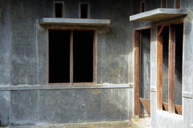 İnşaat halindeki bir evin pencere ve kapılarının şekli