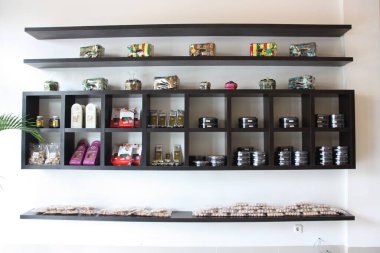 Hediyelik eşya galerisinin vitrininde çeşitli geleneksel yiyecekler ve el sanatları yer alıyor. Pekanbaru, Riau, Endonezya, 12 Kasım 2012