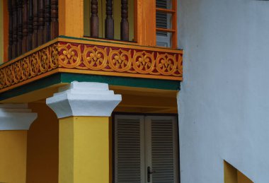 Tipik Malay motifleriyle dekore edilmiş geleneksel Riau Malay evinin bir parçası.