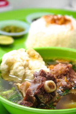 Lezzetli öküz kuyruğu çorbasının detaylı görüntüsü, dili sallıyor.