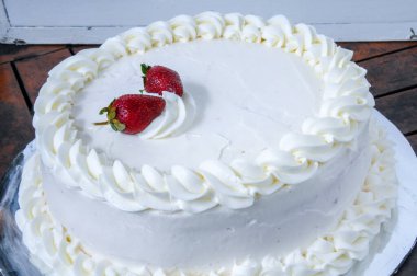 İki çilekli beyaz ve güzel tart keki.