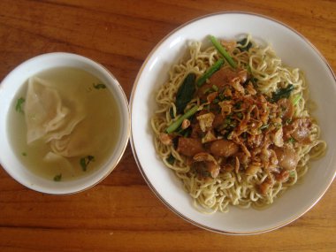 Çorba, mantı ve sebzeli tavuk çorbası.