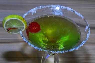 Lezzetli yeşil Margarita Kokteyli. Ahşap arka planda izole edilmiş. Kokteyl alkol kavramı.