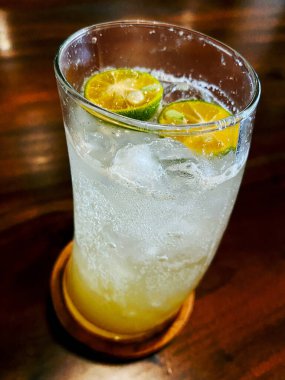 Taze buzlu portakallı soda