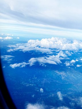 Beyaz bulutların ve mavi gökyüzünün güzel manzarası