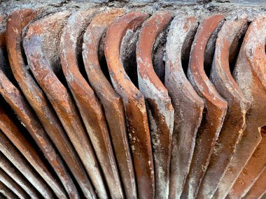 Birkaç çatı kiremiti düzgün bir şekilde dizilmiş.