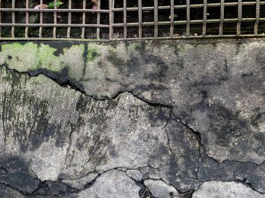 Çatlak bir zeminin ve yanında demir yığının fotoğrafı.