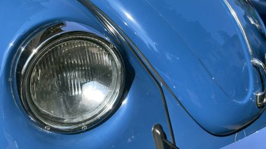 Beyaz arka planda domates ve yumurta ile dekoratif bir tabağın yakın çekimi